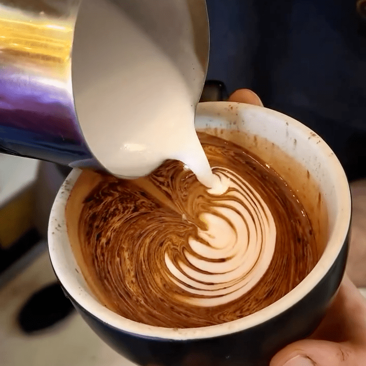 チコ【MARECHAL TERRE】 スタンドカラー　ボリュームフレアー EVO 2.0 Latte Art Pitcher (480ml)